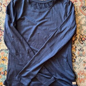 Women’s Vuori Long Sleeve Lux Crew Size M Color-Heather Blue Excellent condition